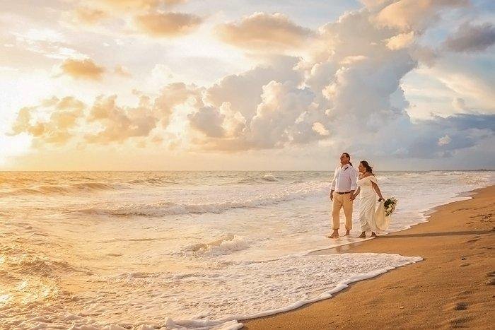 Beach elopement photographer
